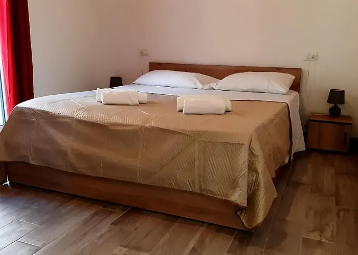 Casanuova Flat, Center *